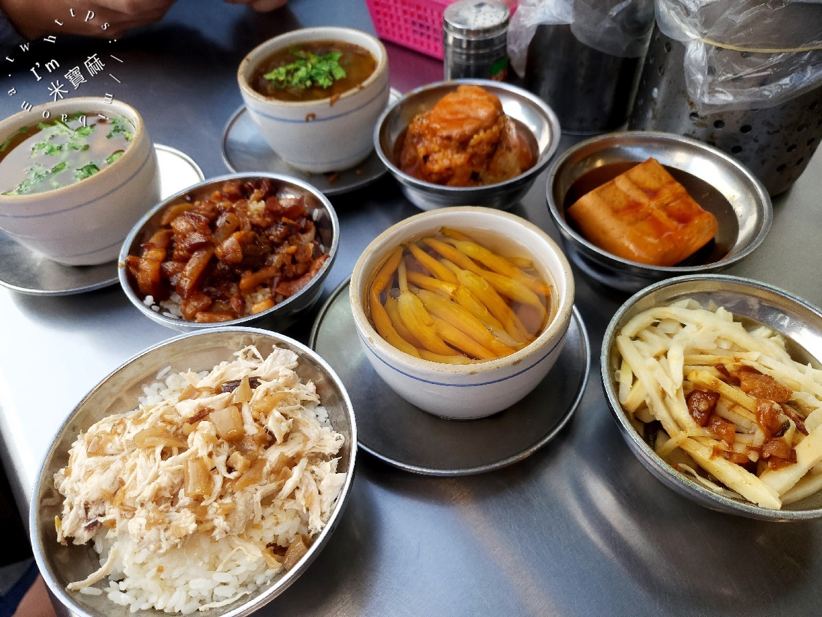 曉迪筒仔米糕┃南機場夜市美食。芋頭排骨酥湯、冬瓜排骨酥湯都正點，魯肉飯、筒仔米糕來一碗