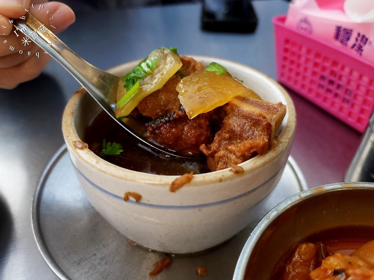 曉迪筒仔米糕┃南機場夜市美食。芋頭排骨酥湯、冬瓜排骨酥湯都正點，魯肉飯、筒仔米糕來一碗