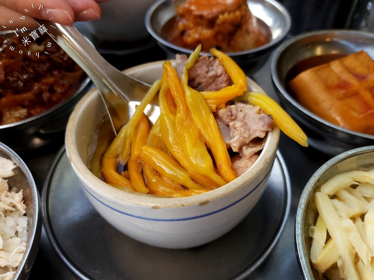 曉迪筒仔米糕┃南機場夜市美食。芋頭排骨酥湯、冬瓜排骨酥湯都正點，魯肉飯、筒仔米糕來一碗