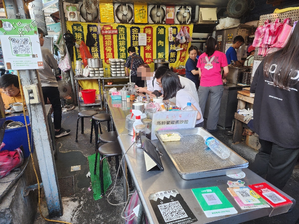 曉迪筒仔米糕┃南機場夜市美食。芋頭排骨酥湯、冬瓜排骨酥湯都正點，魯肉飯、筒仔米糕來一碗