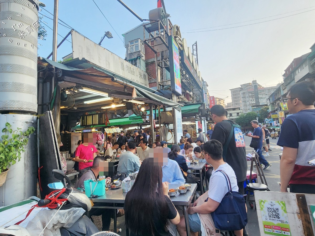 曉迪筒仔米糕┃南機場夜市美食。芋頭排骨酥湯、冬瓜排骨酥湯都正點，魯肉飯、筒仔米糕來一碗