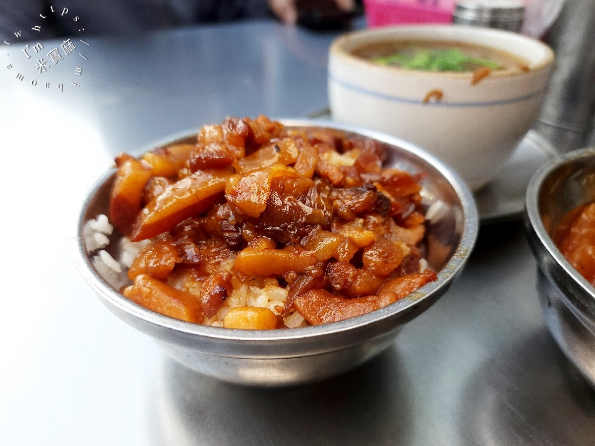 曉迪筒仔米糕┃南機場夜市美食。芋頭排骨酥湯、冬瓜排骨酥湯都正點，魯肉飯、筒仔米糕來一碗