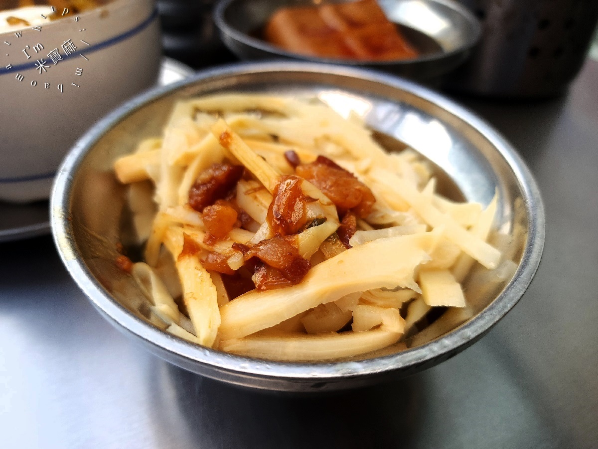 曉迪筒仔米糕┃南機場夜市美食。芋頭排骨酥湯、冬瓜排骨酥湯都正點，魯肉飯、筒仔米糕來一碗