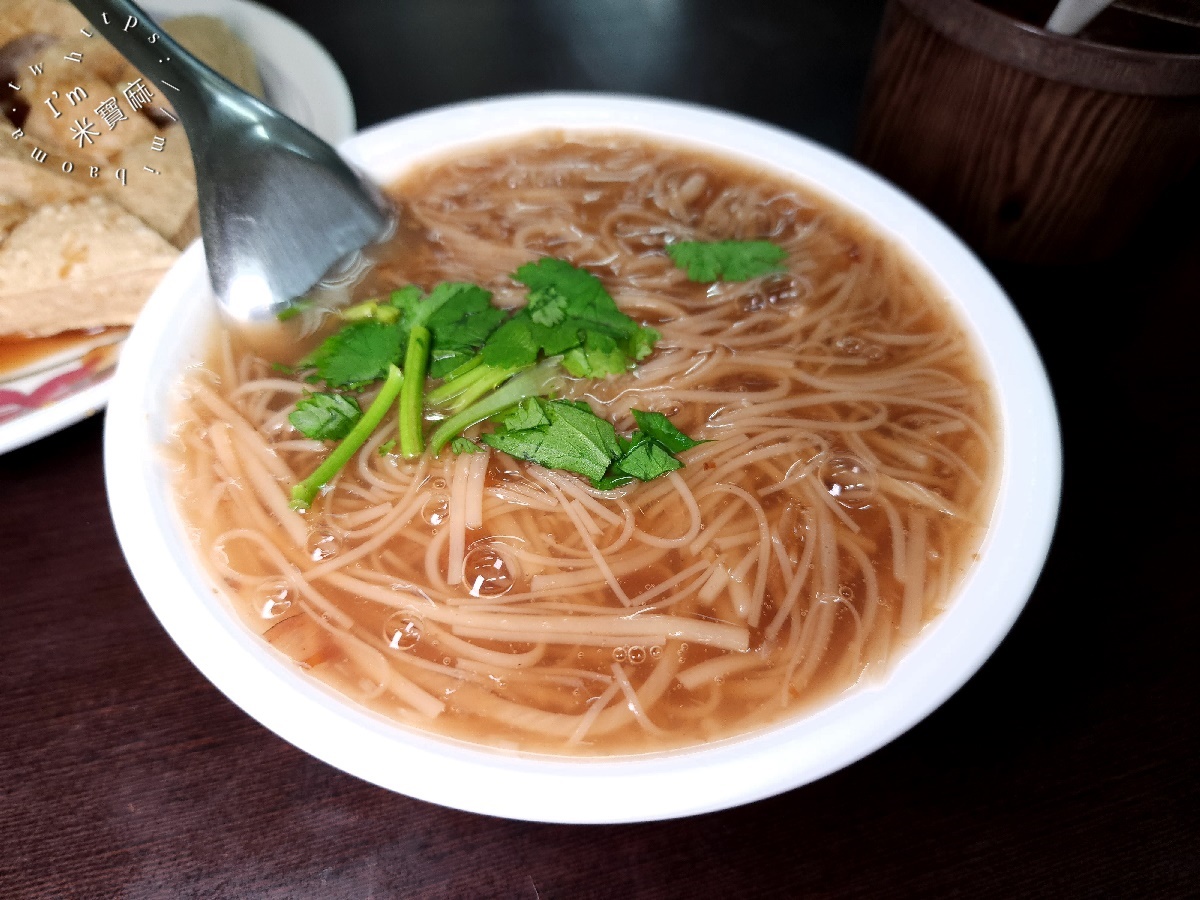 阿漢蚵仔麵線┃板橋美食。隱身巷弄懷念泡菜臭豆腐及蚵仔麵線，生意還真不錯