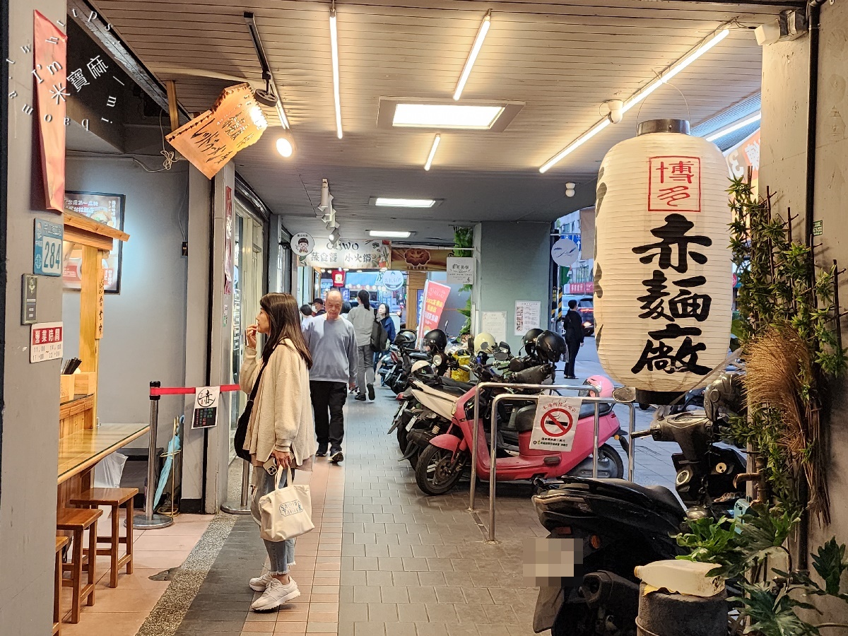 赤麵廠レッドラーメン┃ 中和美食。三種拉麵口味選擇，還有叉燒肉飯、關東煮及小菜，內用可續麵一次