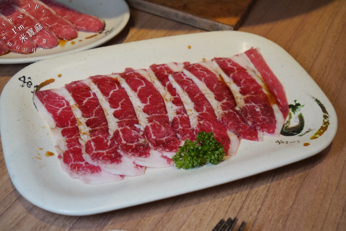 烤必勝日式燒肉 出一張嘴南京店┃中山區燒肉吃到飽。炭燒肉就是王道，銅板價即享生啤無限暢飲!海鮮肉品嗑起來