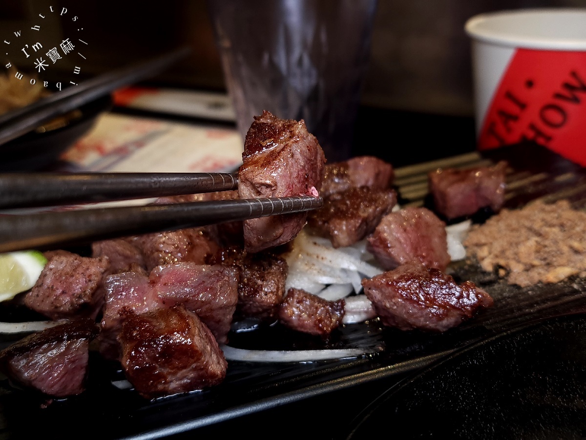 大賞平價鐵板燒永和安樂店┃永和美食。點主餐享用自助吧無限續用，內用炒菜還可免費續一次，生意相當好，CP值也很高