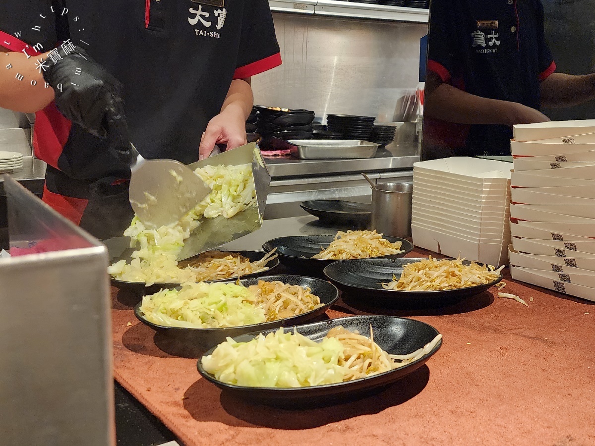 大賞平價鐵板燒永和安樂店┃永和美食。點主餐享用自助吧無限續用，內用炒菜還可免費續一次，生意相當好，CP值也很高