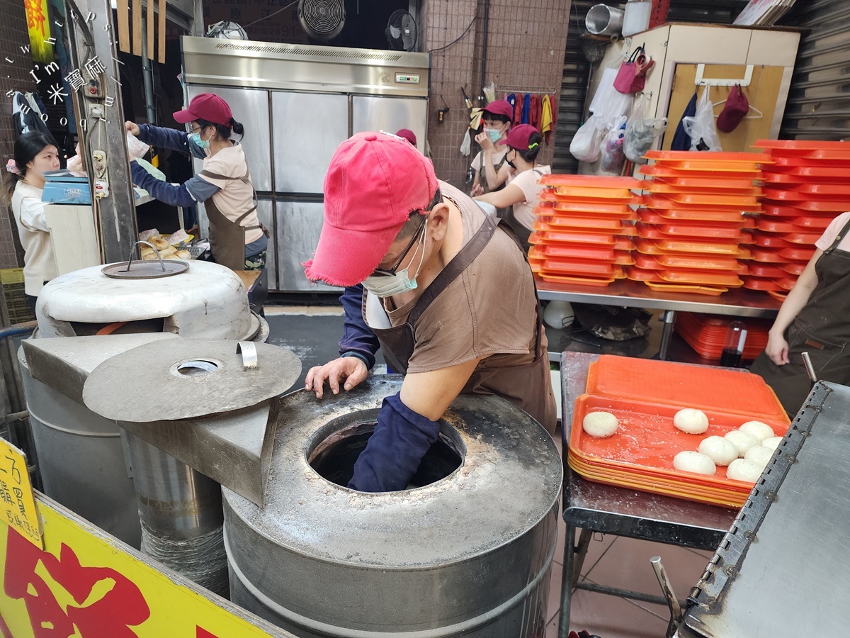 臻味胡椒餅 炭烤地瓜┃台北美食。外層酥香內餡夠味，銅板價還買十送一相當划算