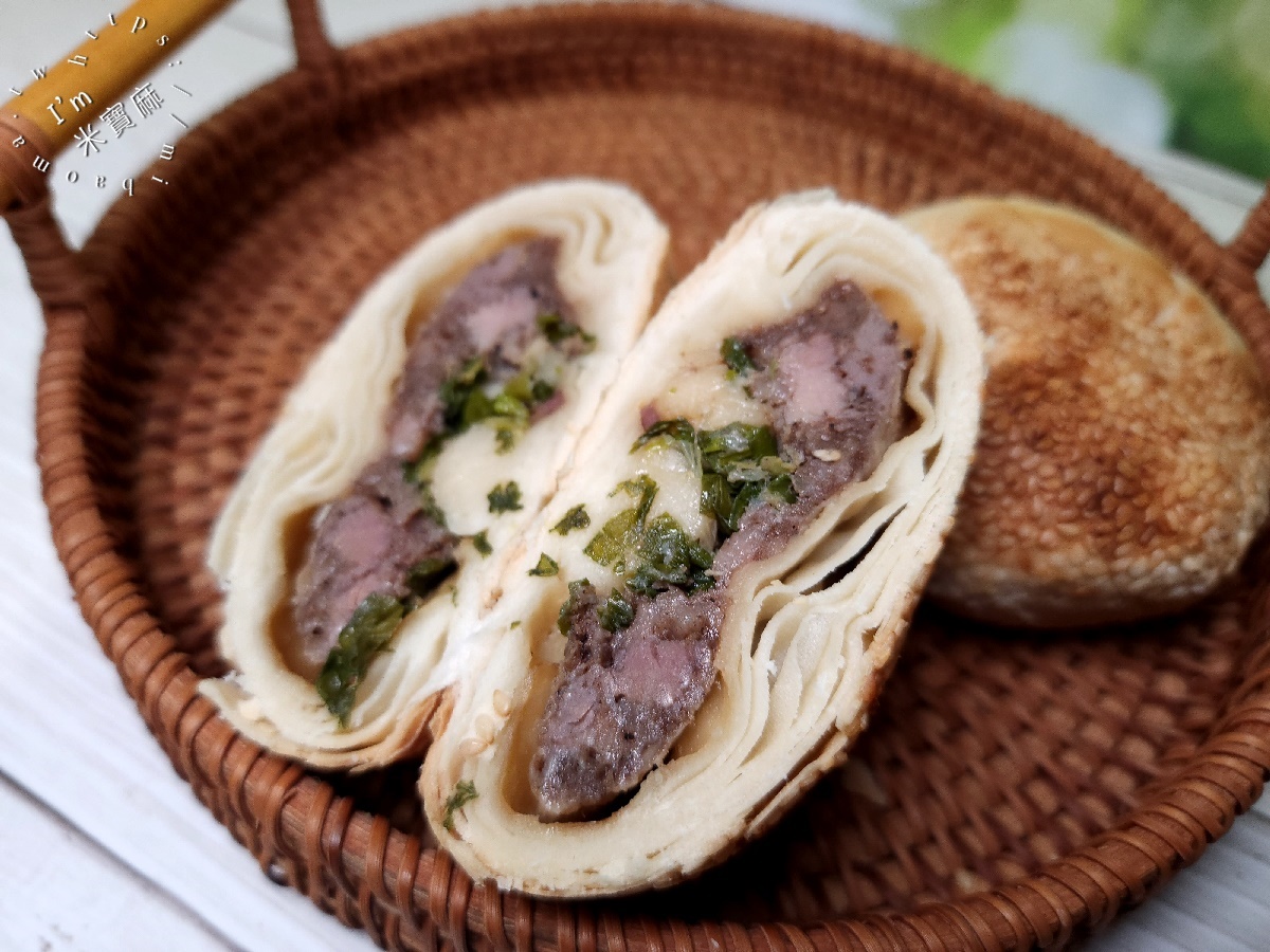 臻味胡椒餅 炭烤地瓜┃台北美食。外層酥香內餡夠味，銅板價還買十送一相當划算