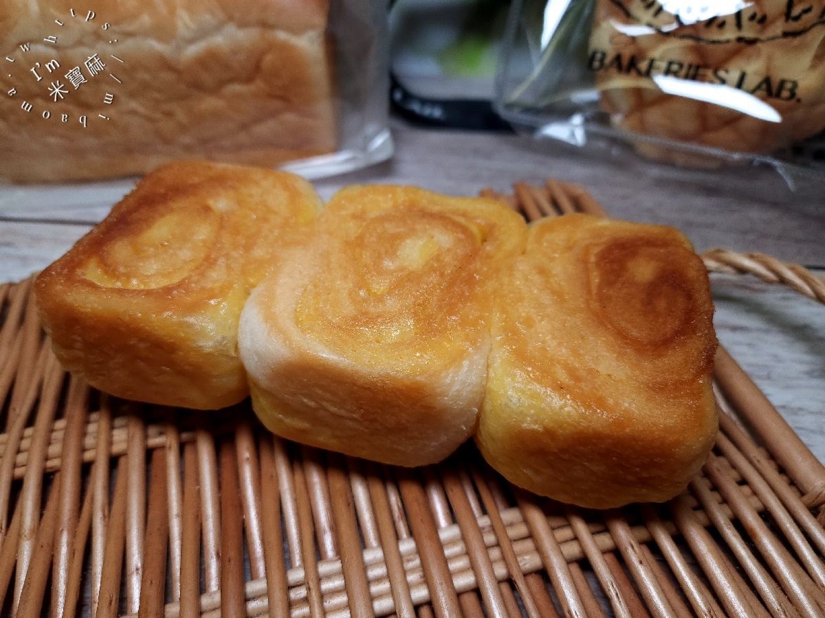 Bakeries Lab. & Cafe 釛 匠研所 咖啡麵包早午餐┃中和美食。從日本紅到台灣的菠蘿麵包，內用環境奢華絕美，還有早午餐提供