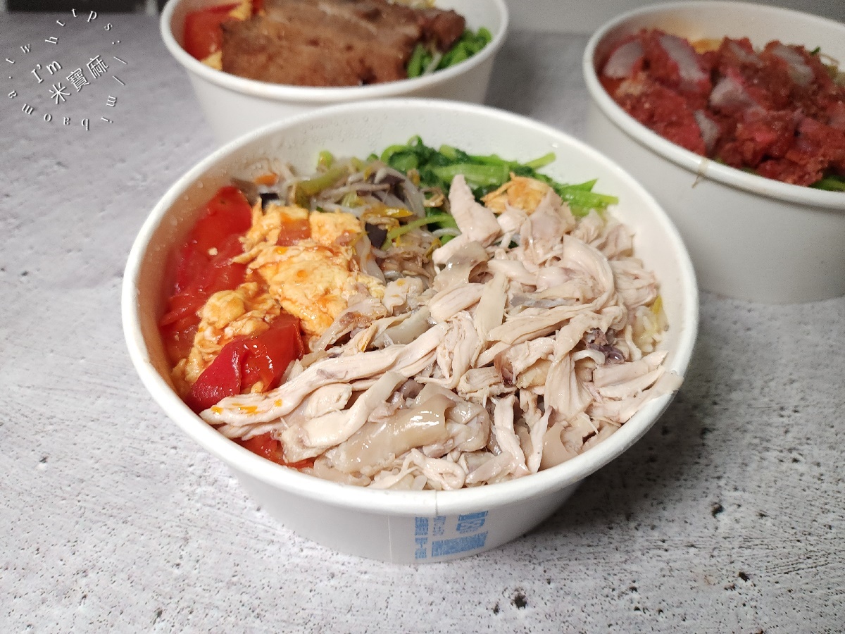 阿西燒肉飯┃永和便當美食。燒肉便當、雞腿便當、排骨便當都好吃，還有小菜和湯品的選擇