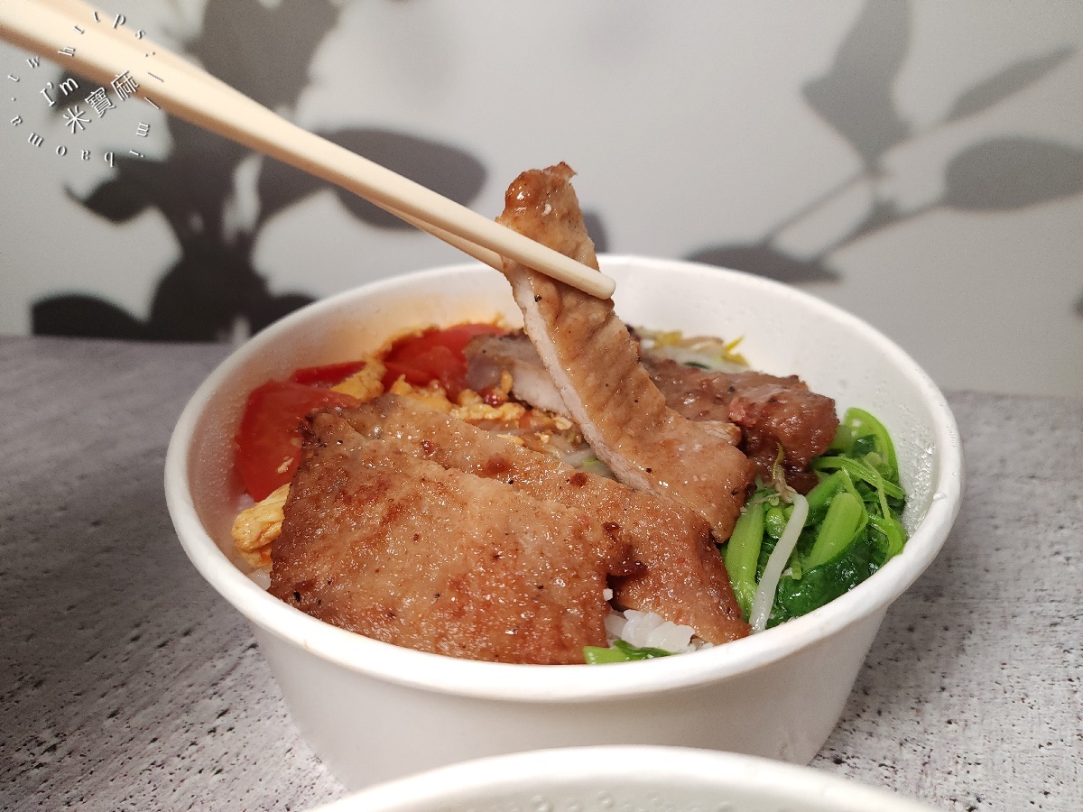 阿西燒肉飯┃永和便當美食。燒肉便當、雞腿便當、排骨便當都好吃，還有小菜和湯品的選擇