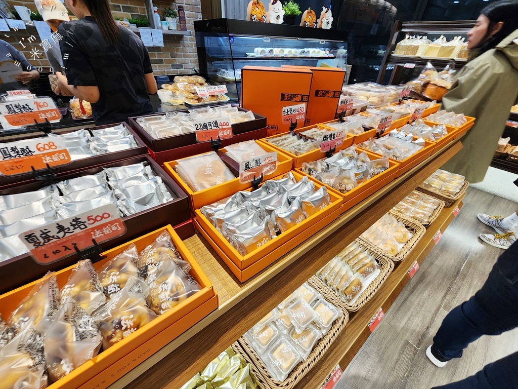 法蘭司烘焙 敦北店┃台北烘焙麵包。經典維也納牛奶麵包，還有芋頭、萬丹紅豆口味，各式麵包蛋糕也都有