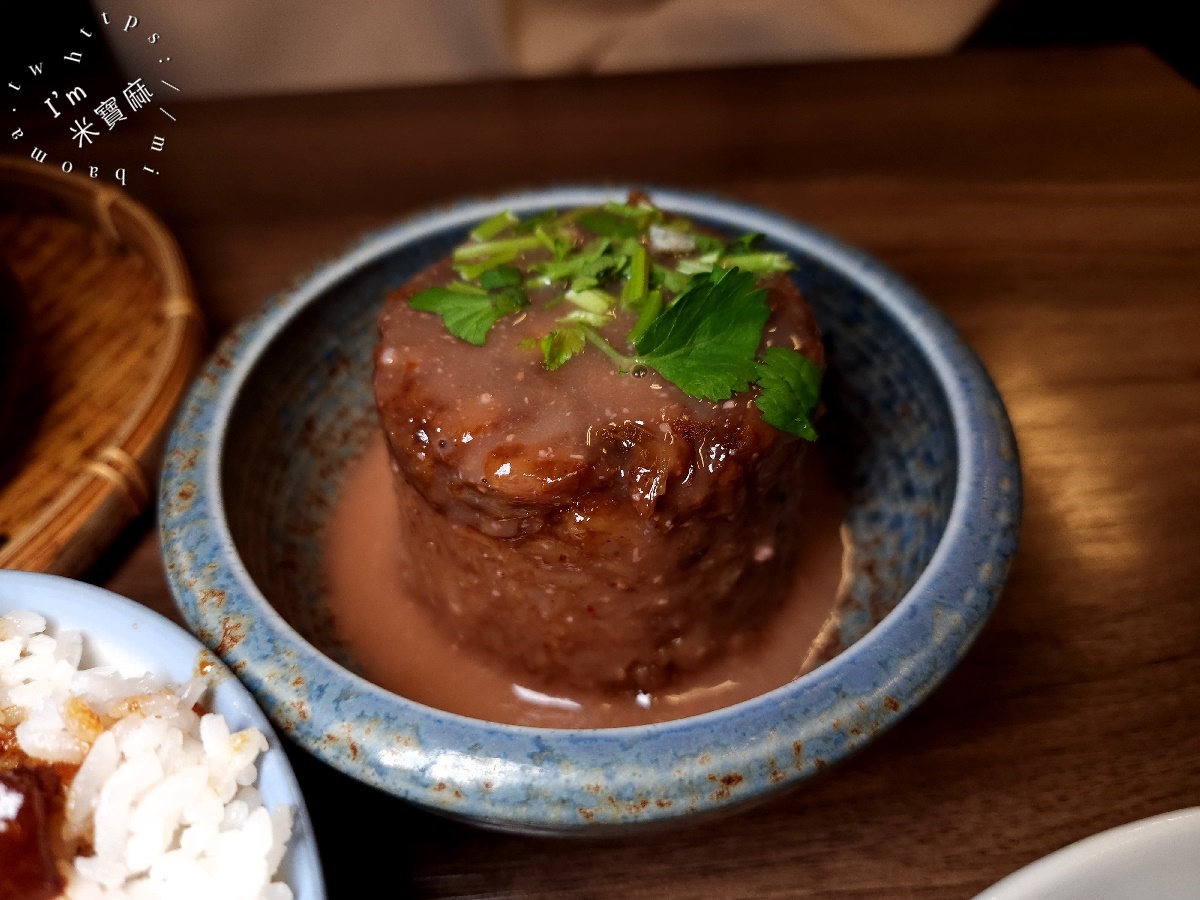 何家排骨酥┃萬華美食。經典排骨酥湯軟嫰入味，筒仔米糕及滷肉飯都很正點，內用外帶都很受歡迎