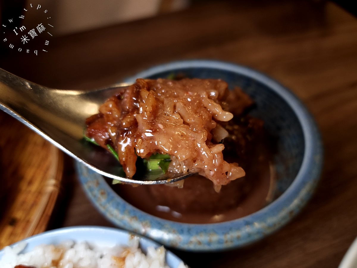 何家排骨酥┃萬華美食。經典排骨酥湯軟嫰入味，筒仔米糕及滷肉飯都很正點，內用外帶都很受歡迎