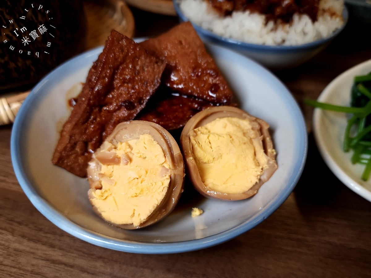 何家排骨酥┃萬華美食。經典排骨酥湯軟嫰入味，筒仔米糕及滷肉飯都很正點，內用外帶都很受歡迎