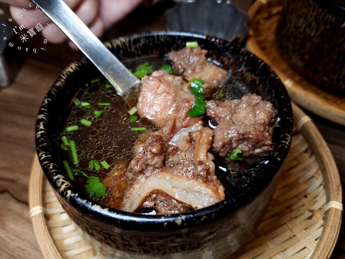 何家排骨酥┃萬華美食。經典排骨酥湯軟嫰入味，筒仔米糕及滷肉飯都很正點，內用外帶都很受歡迎