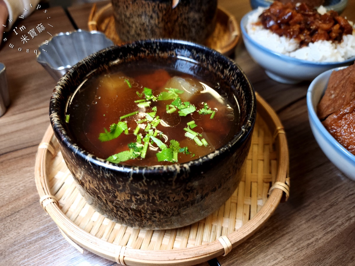 何家排骨酥┃萬華美食。經典排骨酥湯軟嫰入味，筒仔米糕及滷肉飯都很正點，內用外帶都很受歡迎