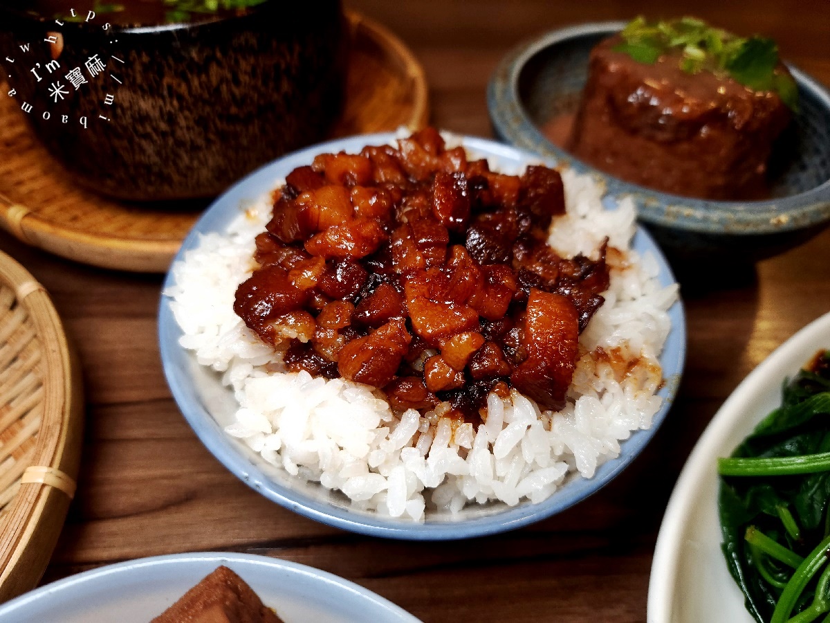 何家排骨酥┃萬華美食。經典排骨酥湯軟嫰入味，筒仔米糕及滷肉飯都很正點，內用外帶都很受歡迎