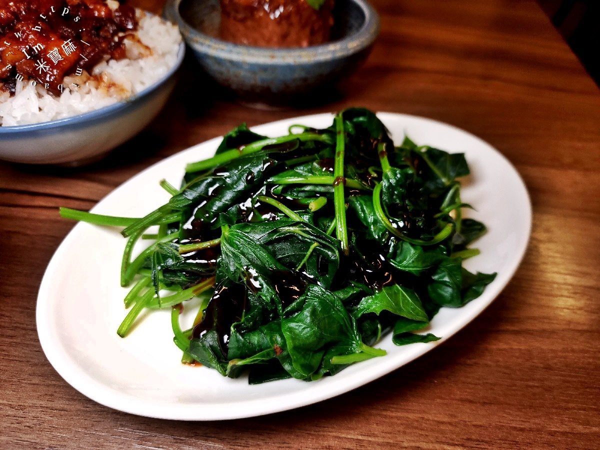 何家排骨酥┃萬華美食。經典排骨酥湯軟嫰入味，筒仔米糕及滷肉飯都很正點，內用外帶都很受歡迎