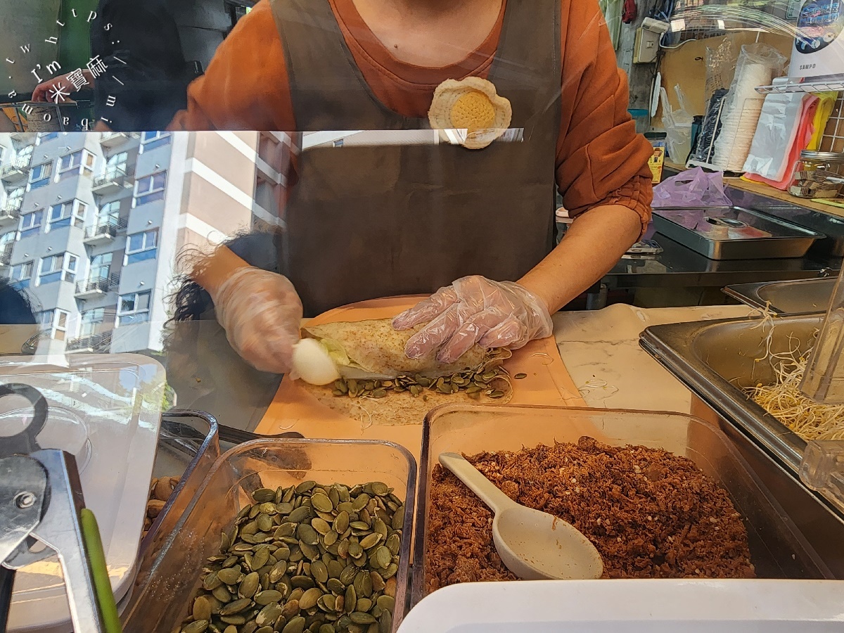 芝山棧 蔬菜捲 蔬菜烤餅┃台北美食。清爽蔬菜烤餅、蔬菜捲，也有素食的選擇，當正餐或下午茶都很棒