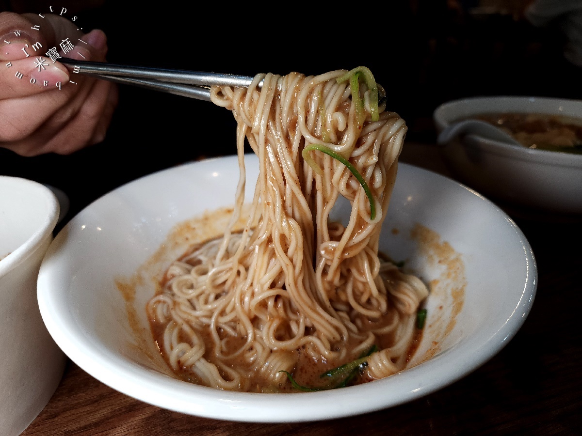 曉樂小吃店┃新店美食。經典排骨蛋炒飯必吃，限量酸辣湯、麻辣雞腿晚來就吃不到了