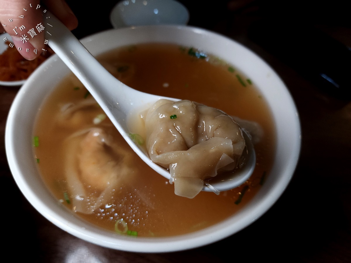 曉樂小吃店┃新店美食。經典排骨蛋炒飯必吃，限量酸辣湯、麻辣雞腿晚來就吃不到了