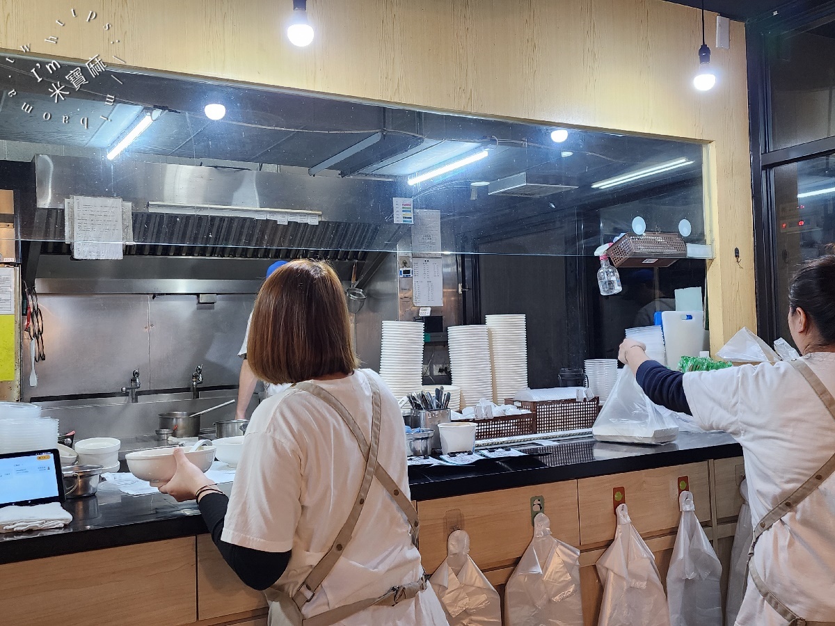 曉樂小吃店┃新店美食。經典排骨蛋炒飯必吃，限量酸辣湯、麻辣雞腿晚來就吃不到了