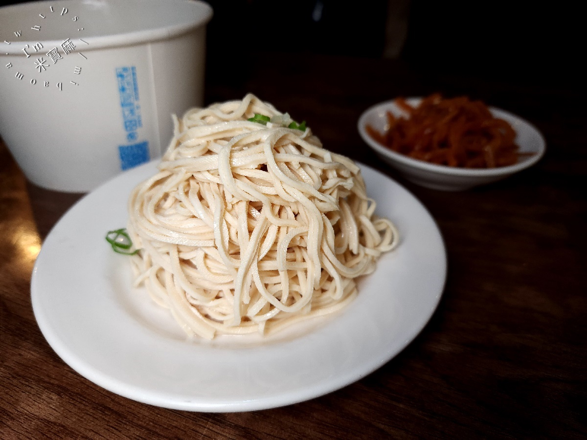 曉樂小吃店┃新店美食。經典排骨蛋炒飯必吃，限量酸辣湯、麻辣雞腿晚來就吃不到了