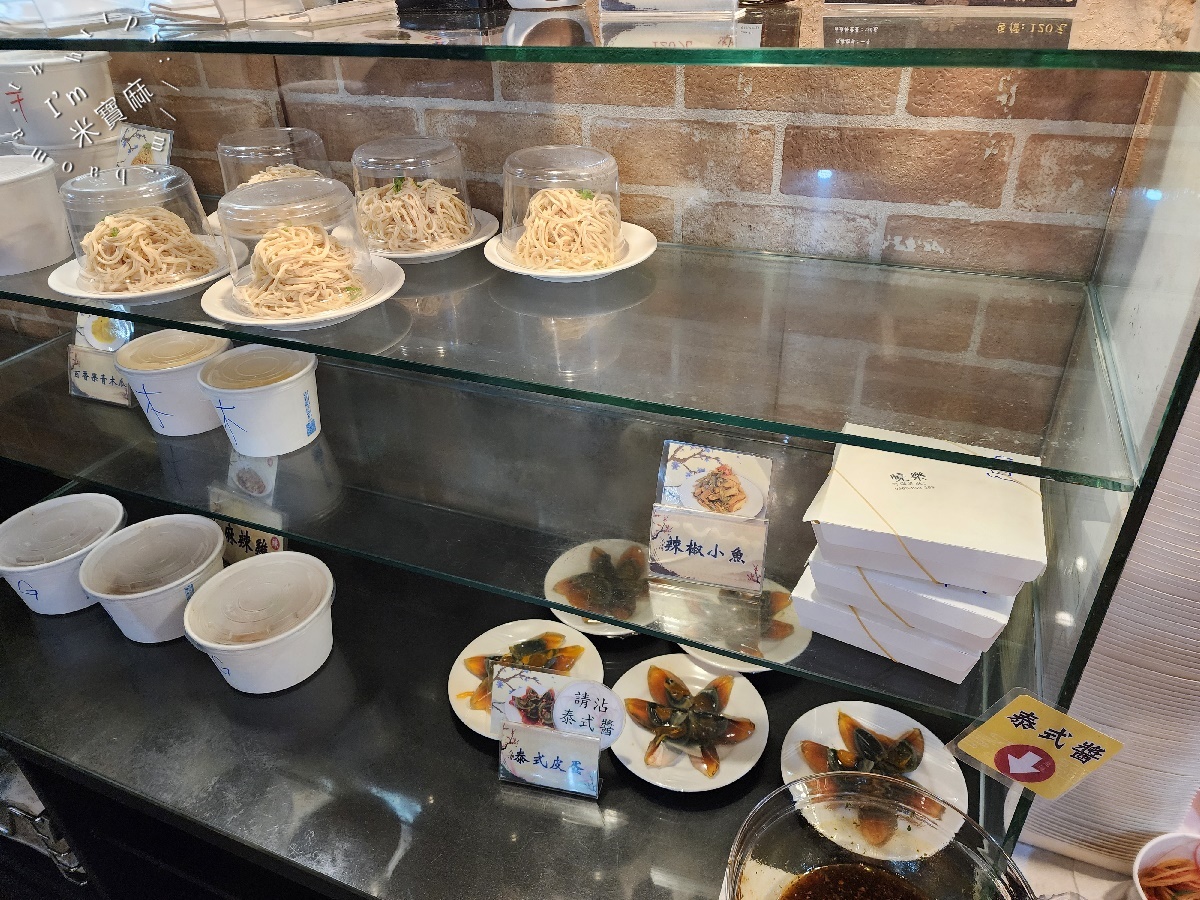 曉樂小吃店┃新店美食。經典排骨蛋炒飯必吃，限量酸辣湯、麻辣雞腿晚來就吃不到了