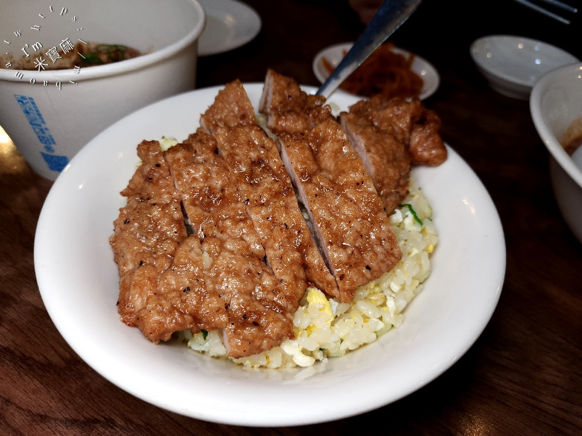 曉樂小吃店┃新店美食。經典排骨蛋炒飯必吃，限量酸辣湯、麻辣雞腿晚來就吃不到了