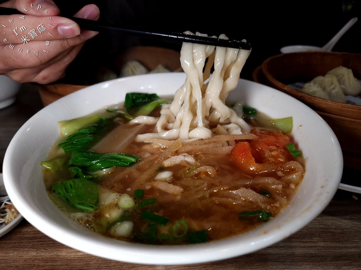 普園北平餡餅粥店┃永和美食。在地20年爆汁招牌湯包必吃，韭菜盒餡滿皮薄脆很過癮