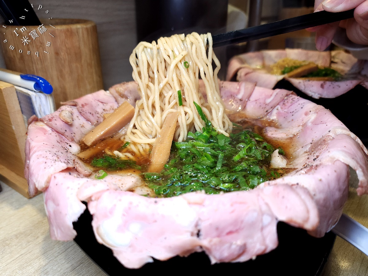 双豚ラーメン┃板橋美食。濃湯清湯口味都正點!叉燒滿量超份量、內用還可免費續麵一次