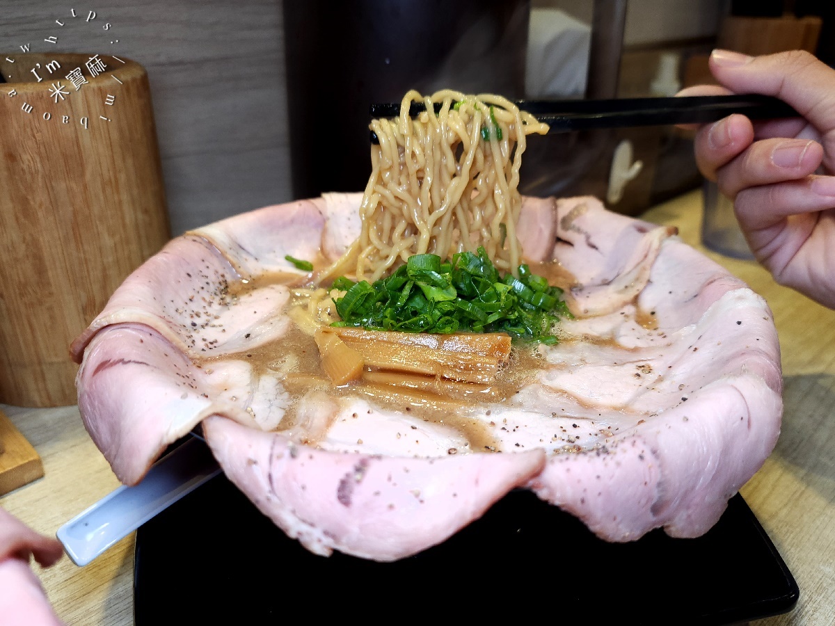 双豚ラーメン┃板橋美食。濃湯清湯口味都正點!叉燒滿量超份量、內用還可免費續麵一次