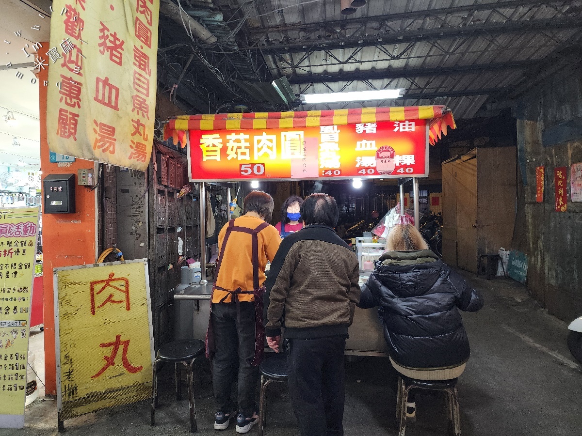 興南夜市三十年老店肉圓┃興南夜市美食。在地30年老字號美食，招牌肉圓必吃，湯頭精心熬煮，內用還能加湯