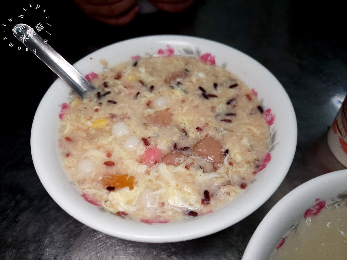 八棟圓仔湯┃南機場夜市美食。酒釀甜蛋湯圓必吃，46年老字號甜湯，排隊人潮一波接一波