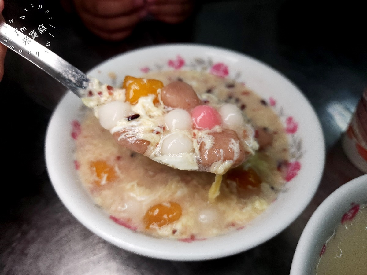 八棟圓仔湯┃南機場夜市美食。酒釀甜蛋湯圓必吃，46年老字號甜湯，排隊人潮一波接一波