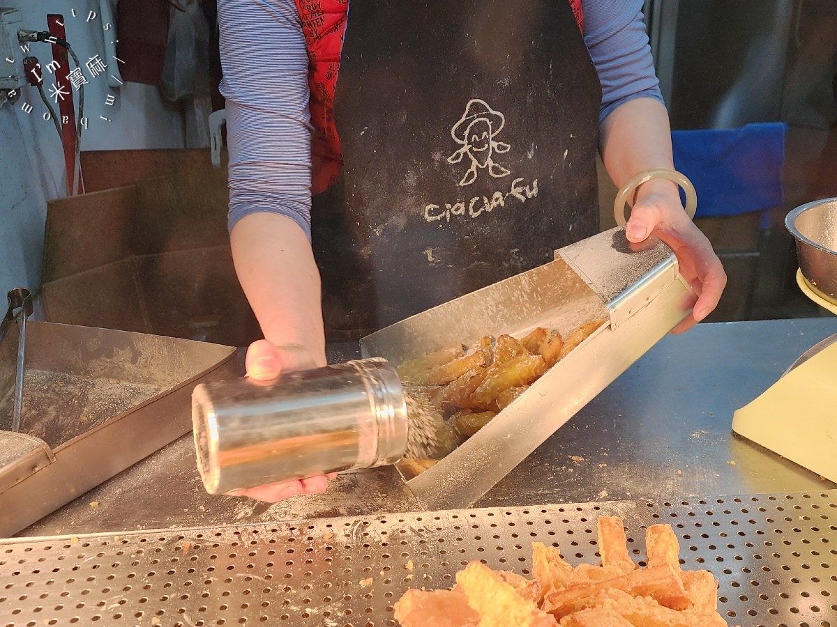 佳佳福甘梅薯條┃興南夜市美食。外酥內細嫰的炸地瓜條!三種口味選擇，柔滑口感一次愛上