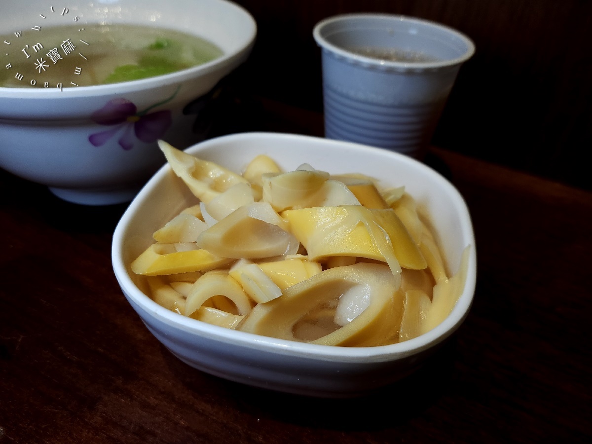 鳳香亭┃興南夜市美食。四種口味雞肉飯，鮮嫰雞肉真的很不錯，內用紅茶無限續