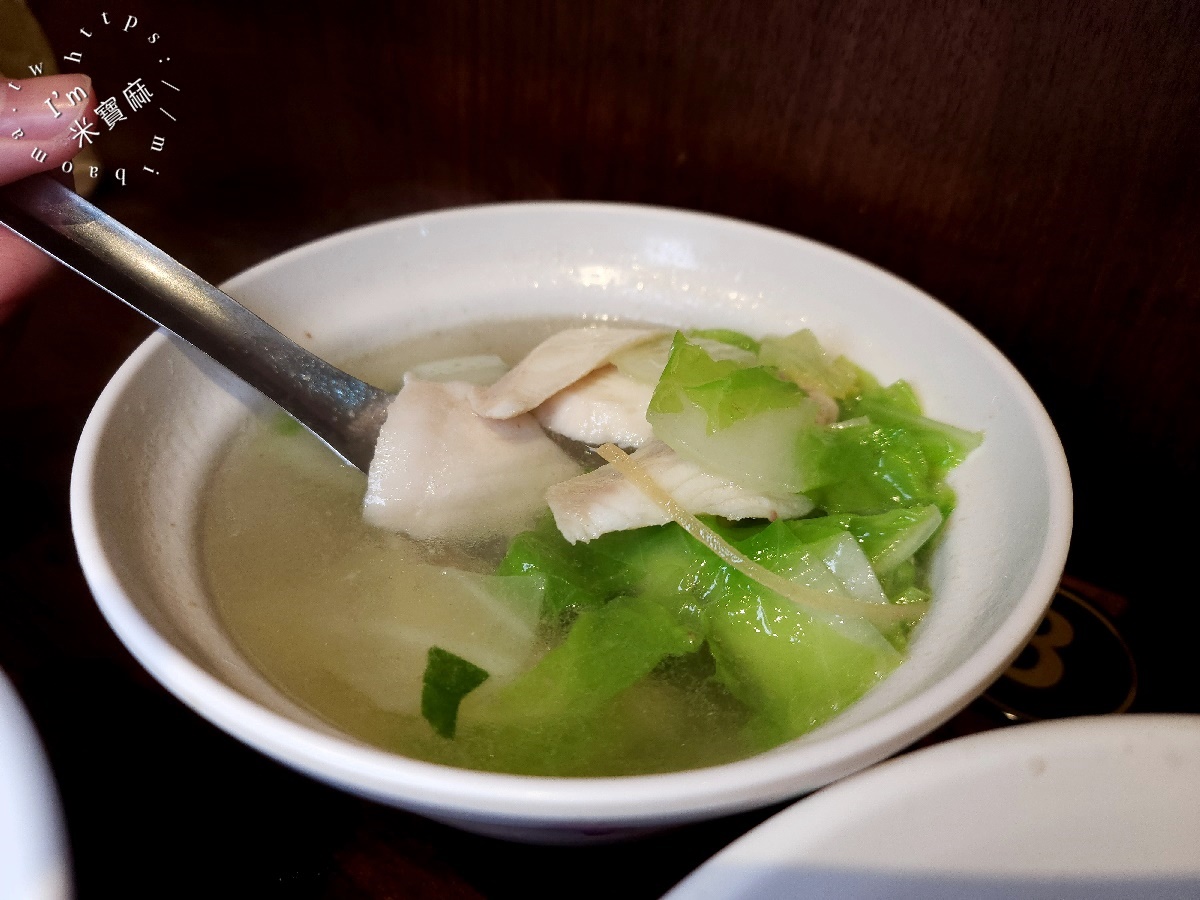 鳳香亭┃興南夜市美食。四種口味雞肉飯，鮮嫰雞肉真的很不錯，內用紅茶無限續