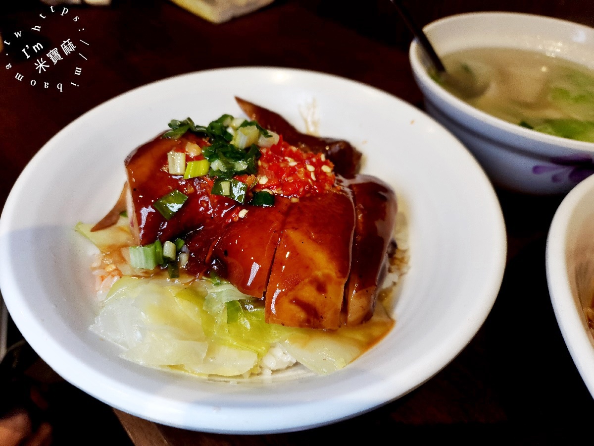 鳳香亭┃興南夜市美食。四種口味雞肉飯，鮮嫰雞肉真的很不錯，內用紅茶無限續