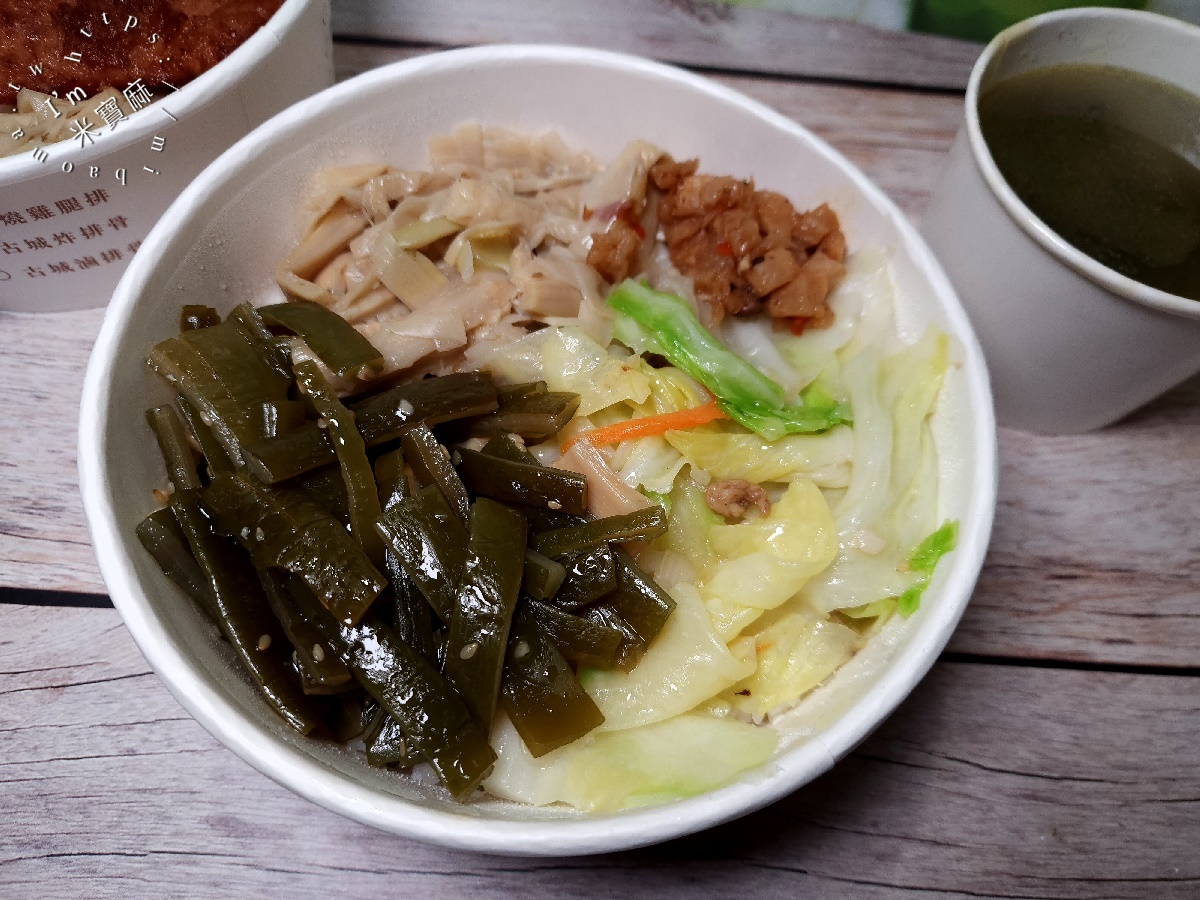 古城米食┃板橋美食。多口味主菜配菜選擇，生意相當好，雞腿排骨都好吃