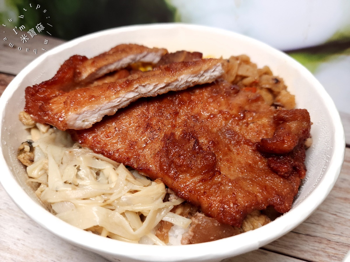 古城米食┃板橋美食。多口味主菜配菜選擇，生意相當好，雞腿排骨都好吃