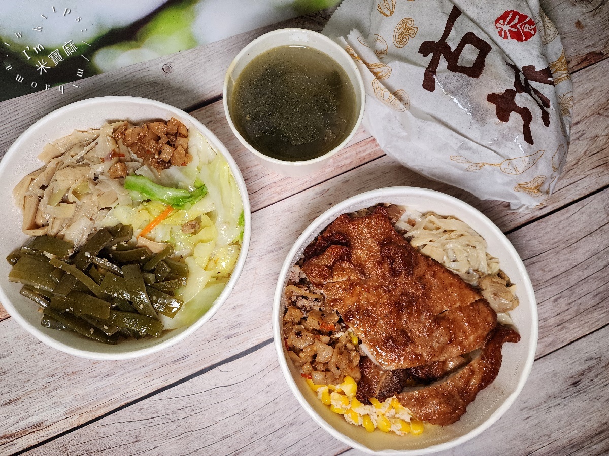 古城米食┃板橋美食。多口味主菜配菜選擇，生意相當好，雞腿排骨都好吃