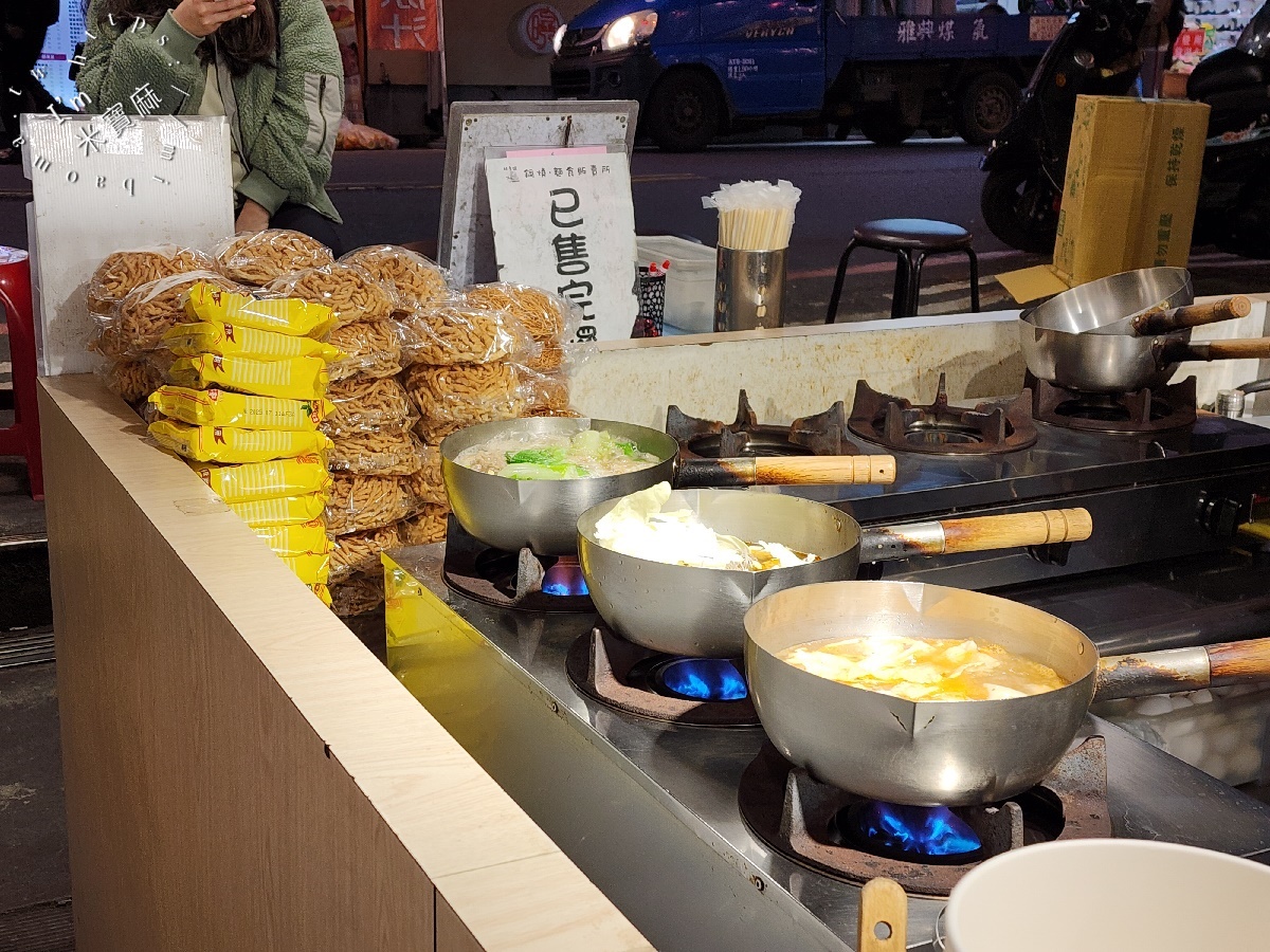 林煮媽鍋燒麵食專賣所┃興南夜市美食。多口味鍋燒麵、主食就有9種選擇，另外還有丼飯和炸物都不錯