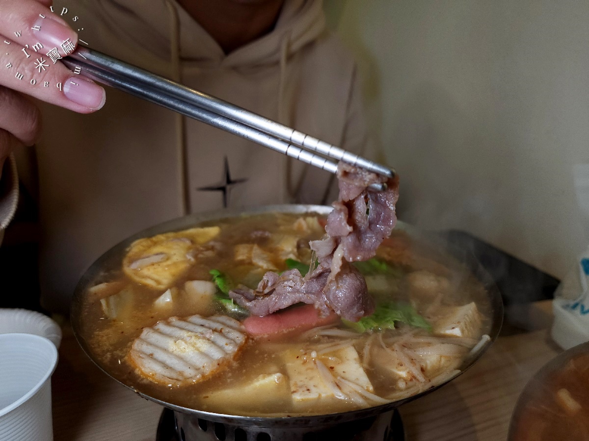 曉火鍋┃興南夜市美食。九種湯頭選擇真不錯，內用冷飲無限自助，一個人吃也很適合