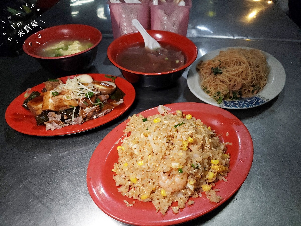 米粉嫂小吃店｜板橋美食，小攤人氣現炒，巷弄裡的鍋氣炒飯炒麵與豐盛小菜攻略！