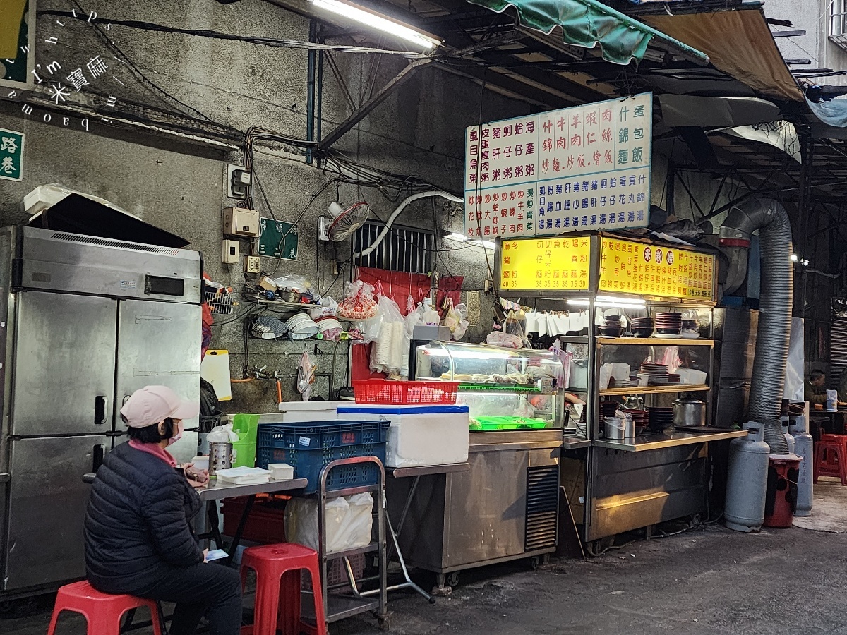 米粉嫂小吃店｜板橋美食，小攤人氣現炒，巷弄裡的鍋氣炒飯炒麵與豐盛小菜攻略！