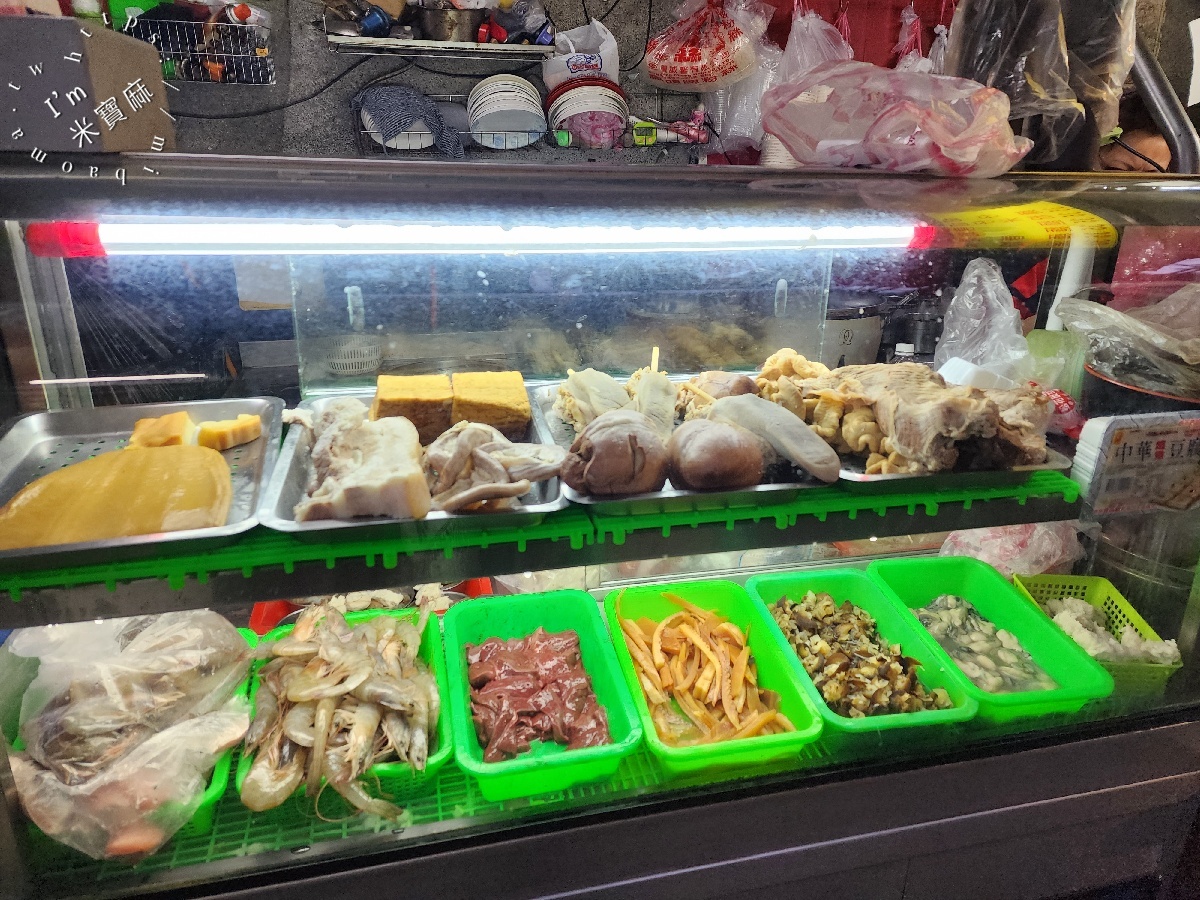 米粉嫂小吃店｜板橋美食，小攤人氣現炒，巷弄裡的鍋氣炒飯炒麵與豐盛小菜攻略！